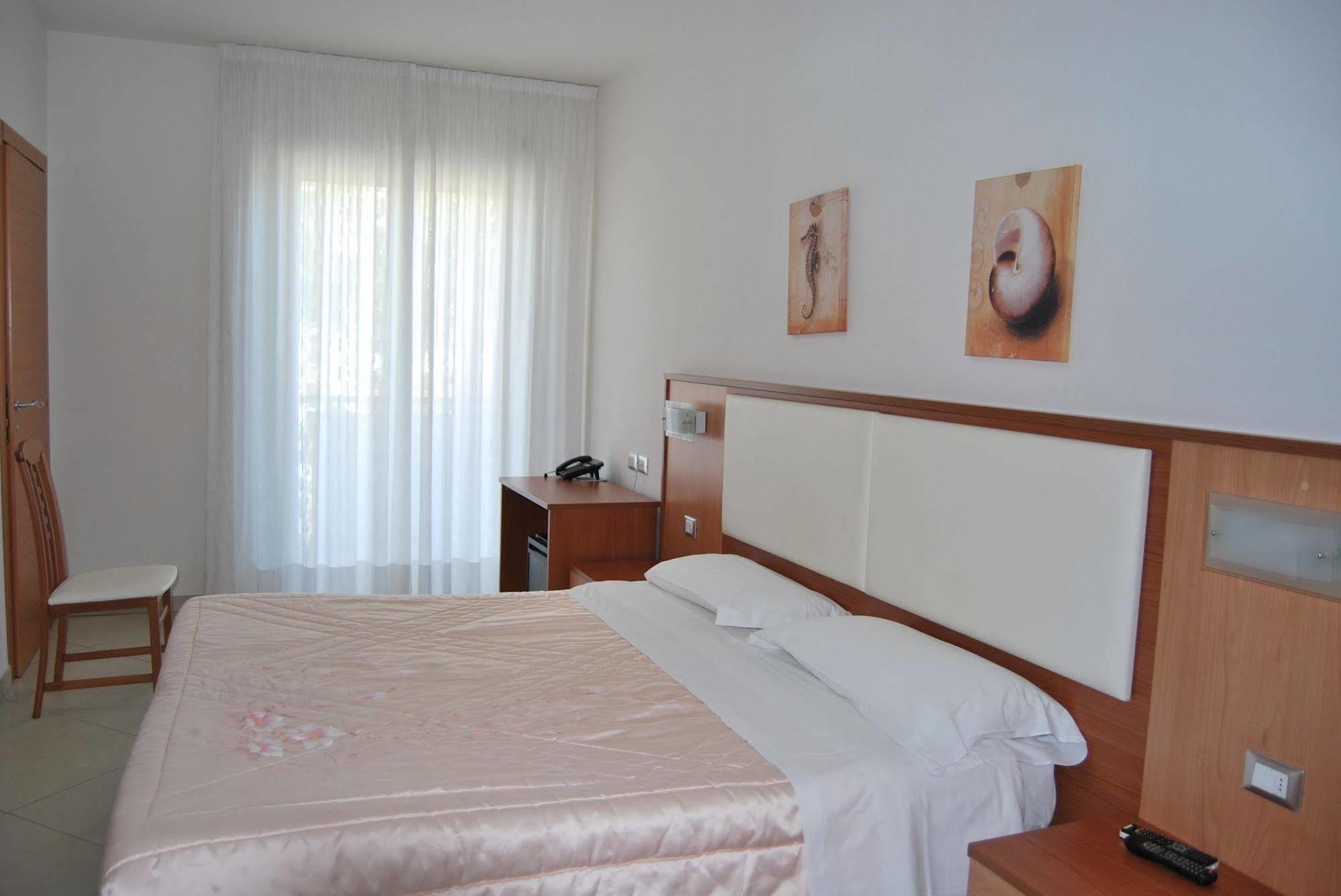 Hotel Europa Nereto Buitenkant foto