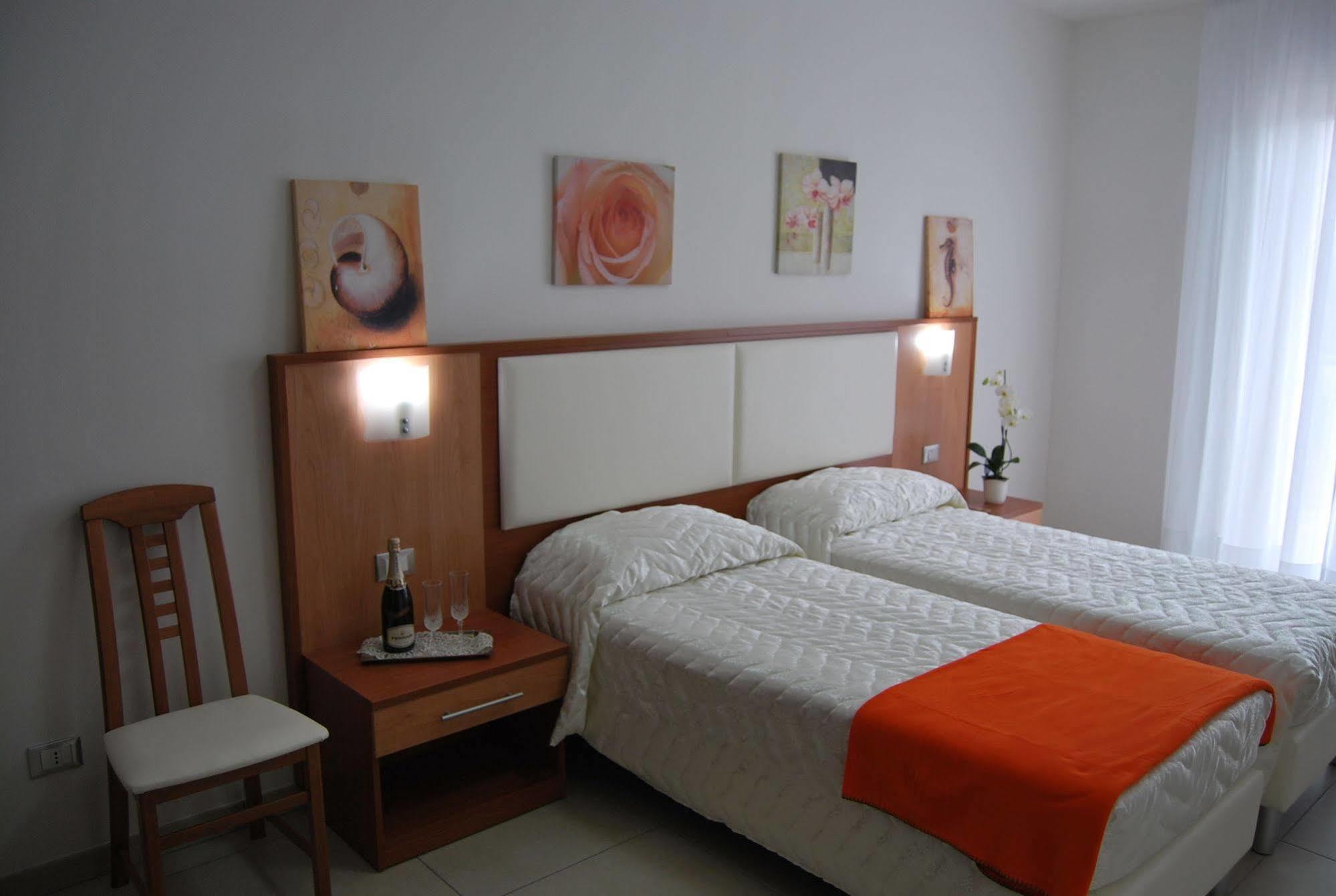Hotel Europa Nereto Buitenkant foto