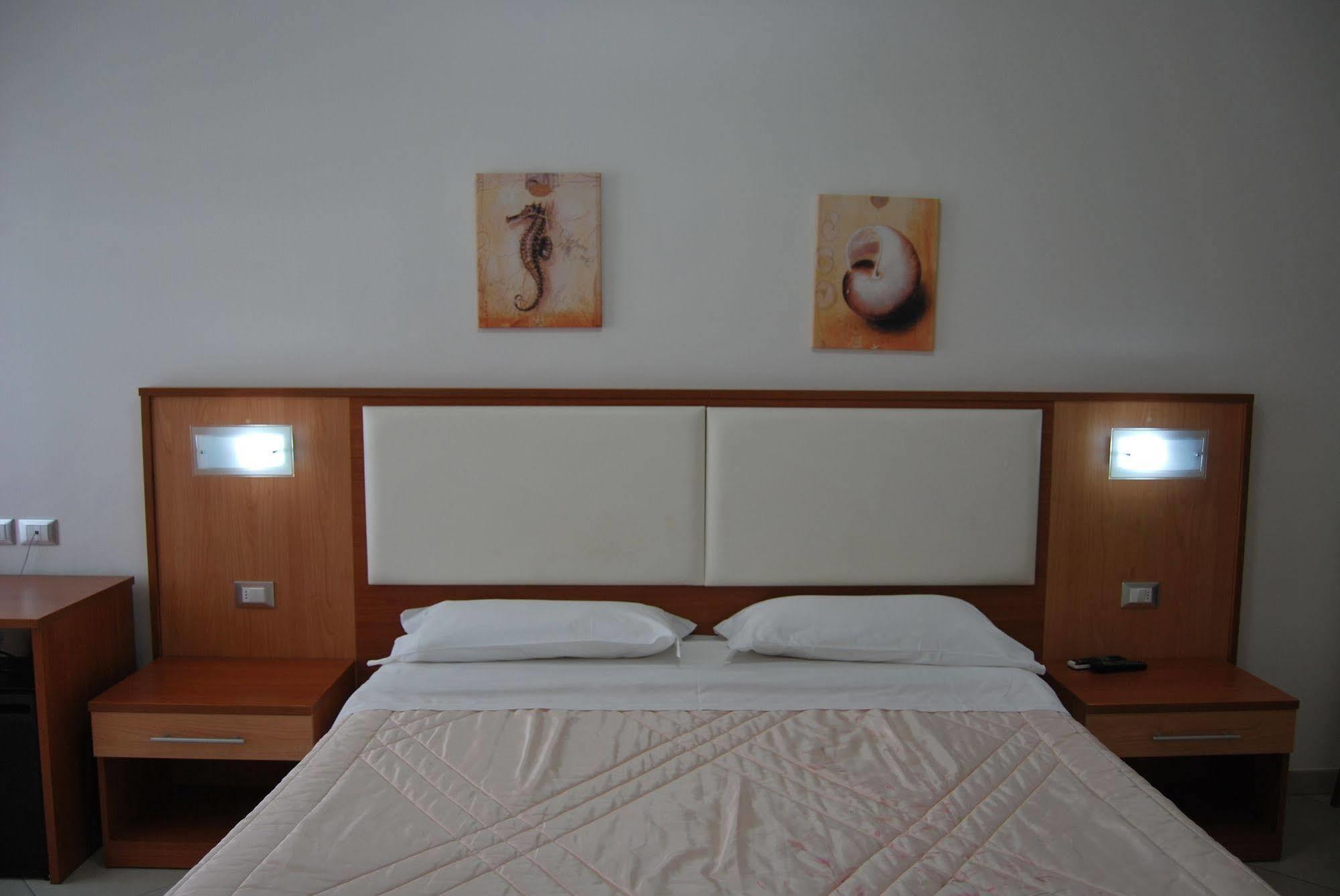 Hotel Europa Nereto Buitenkant foto