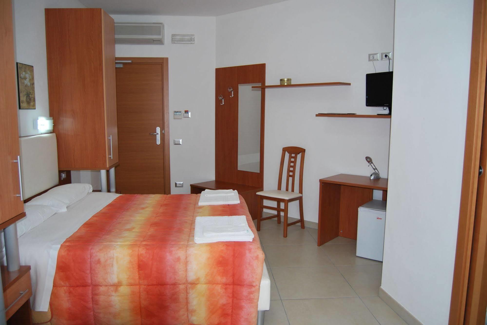 Hotel Europa Nereto Buitenkant foto